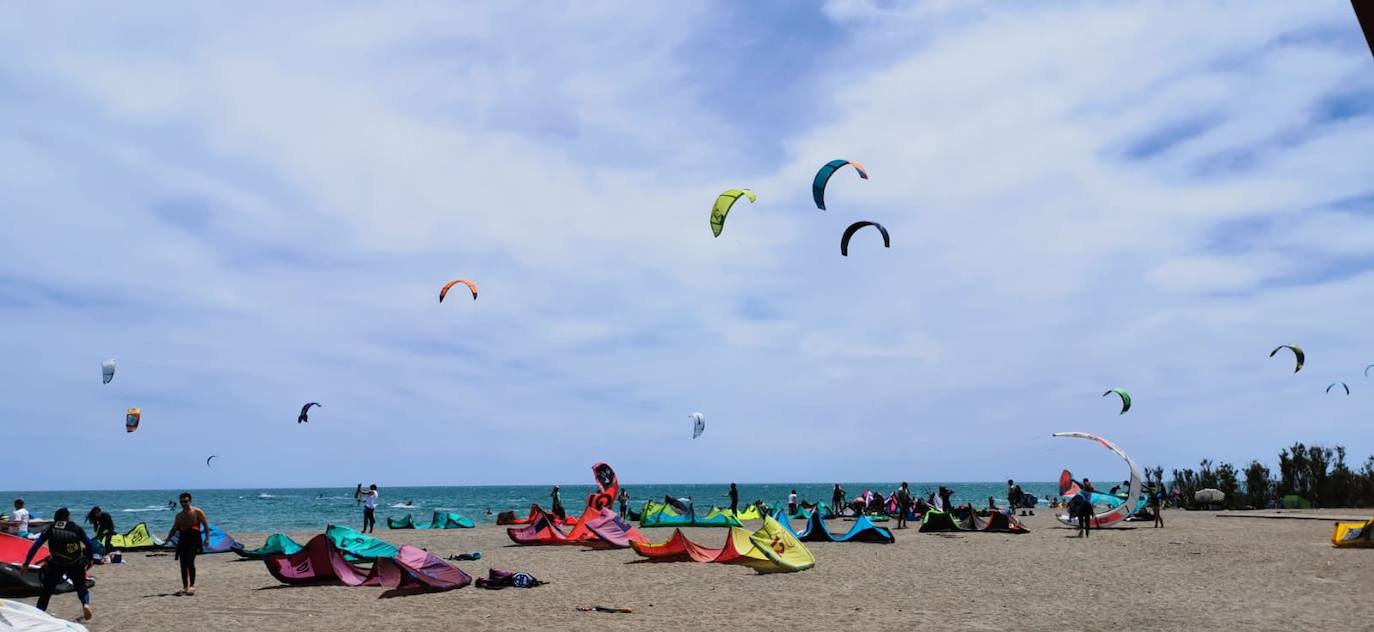Los aficionados a los deportes de viento también han aprovechado este sábado. 