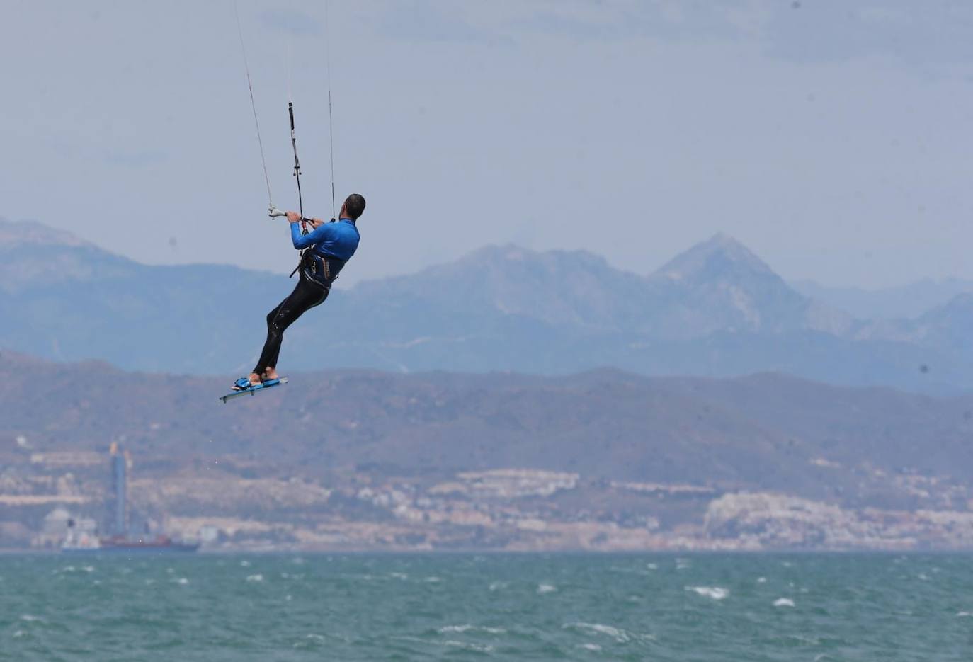 Los aficionados a los deportes de viento también han aprovechado este sábado. 