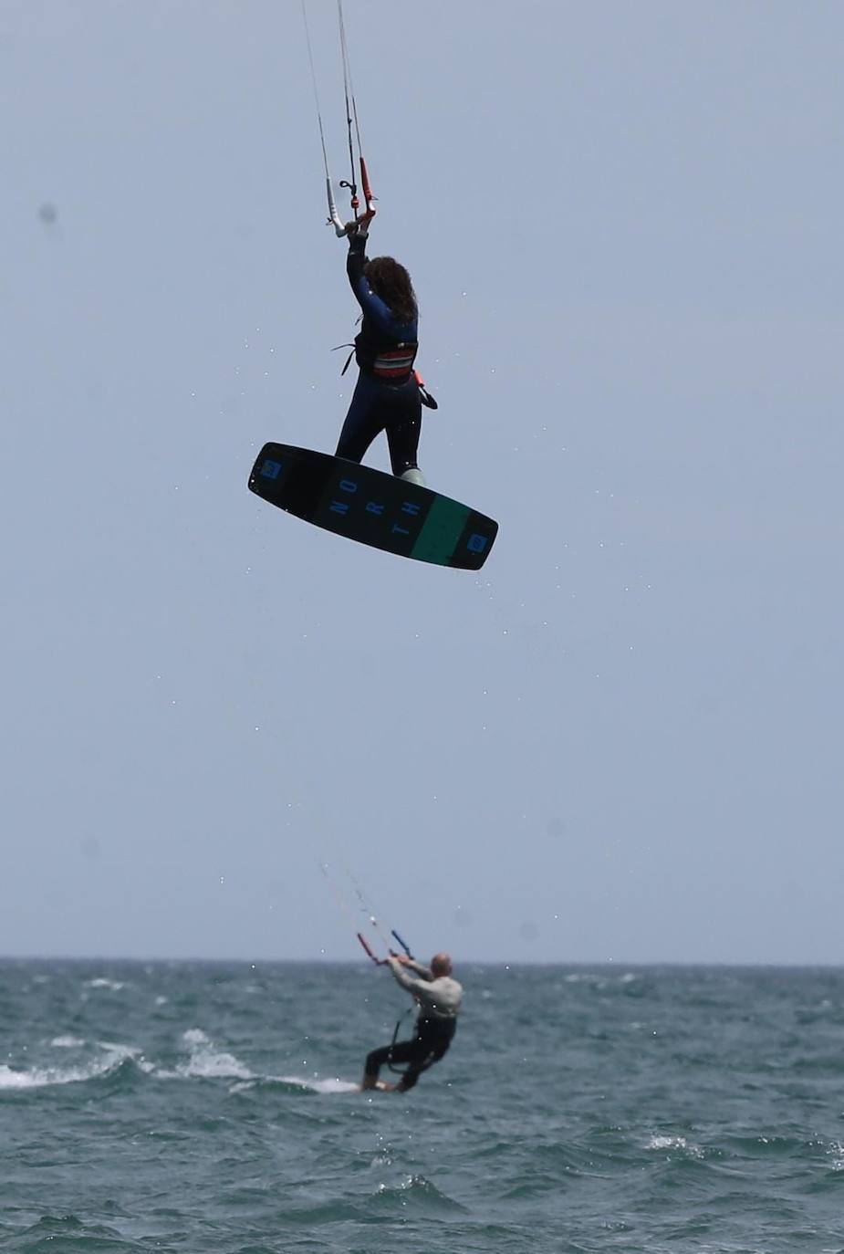 Los aficionados a los deportes de viento también han aprovechado este sábado. 