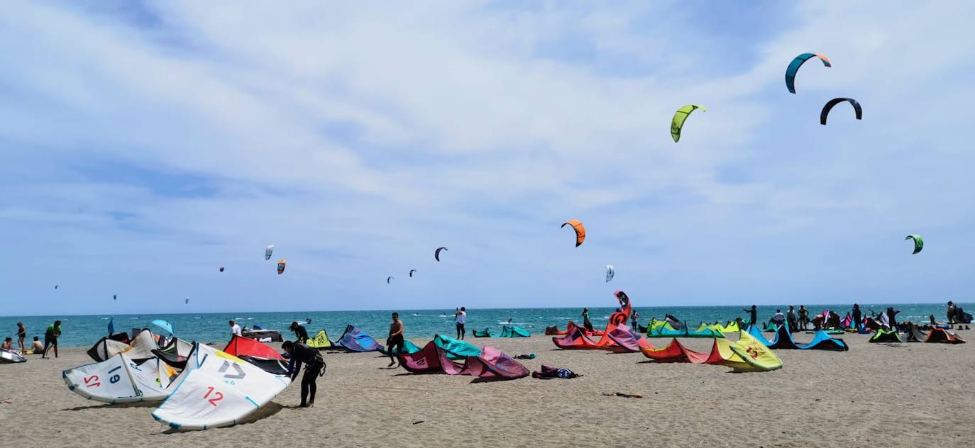 Los aficionados a los deportes de viento también han aprovechado este sábado. 