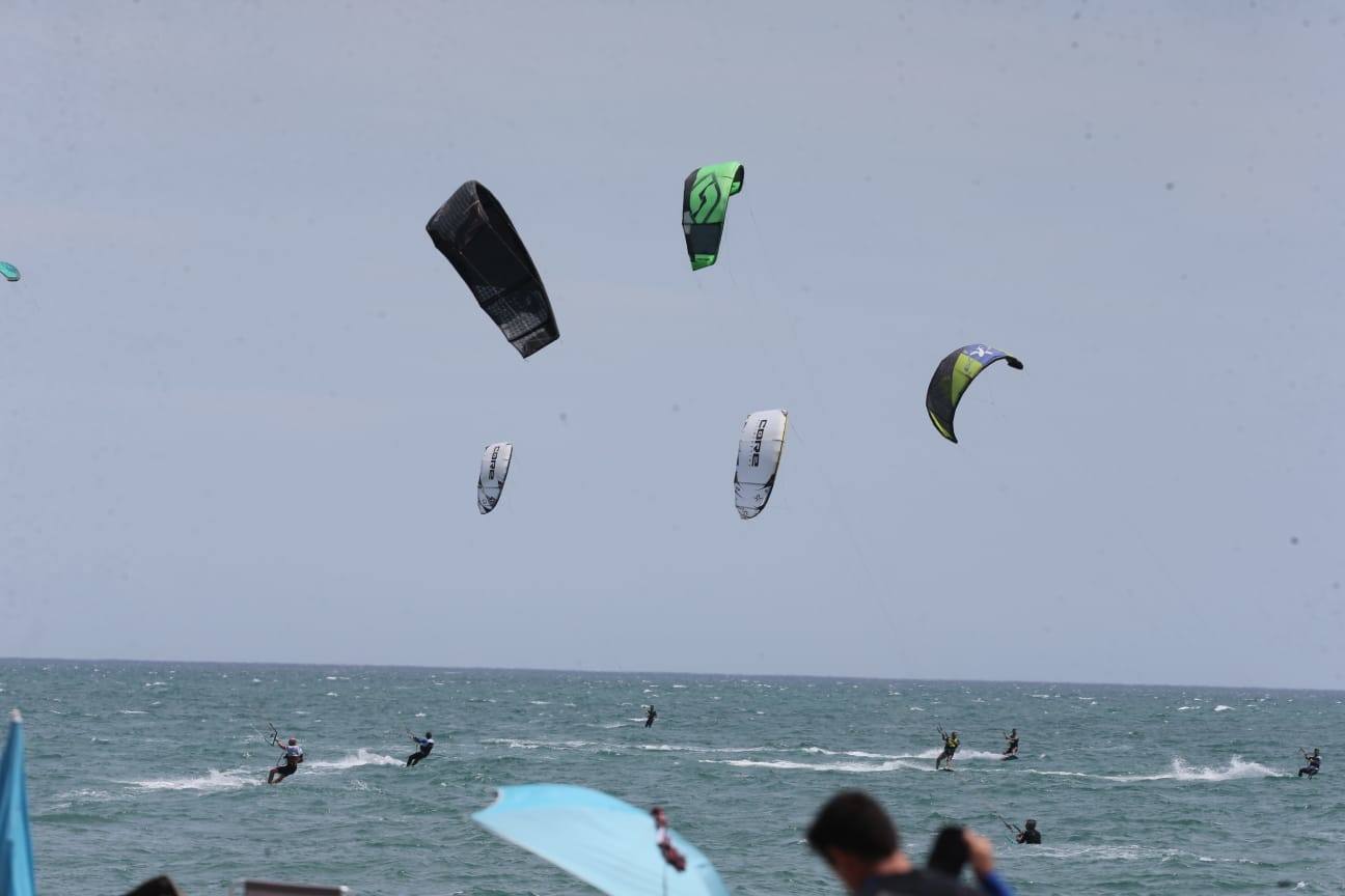 Los aficionados a los deportes de viento también han aprovechado este sábado. 