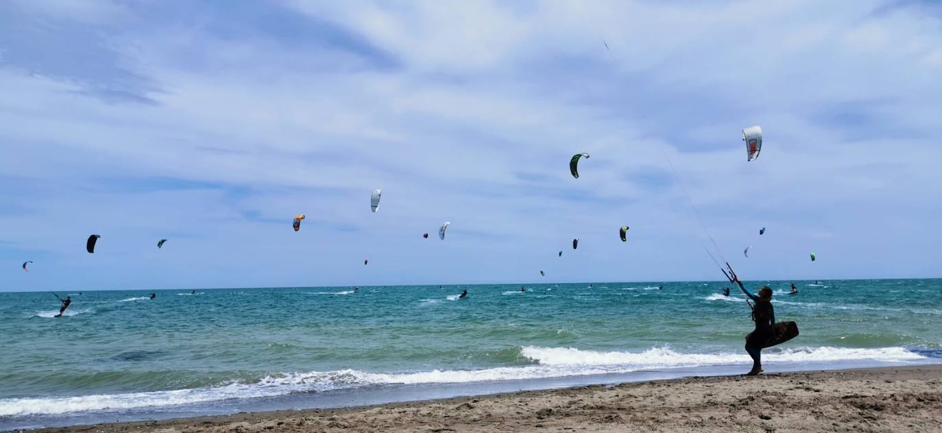 Los aficionados a los deportes de viento también han aprovechado este sábado. 