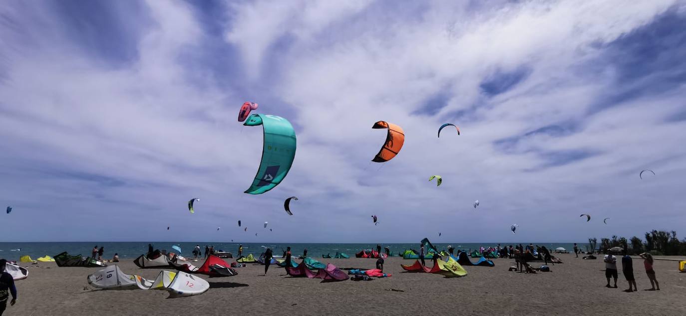 Los aficionados a los deportes de viento también han aprovechado este sábado. 
