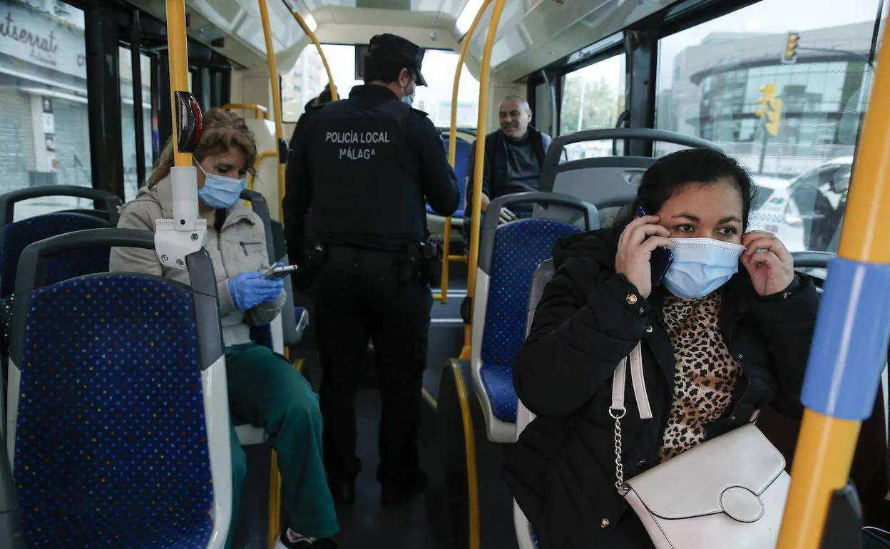 Todos los asientos de autobús urbano e interurbano se podrán ocupar, pero si se viaja de pie habrá que guardar la distancia de seguridad. 