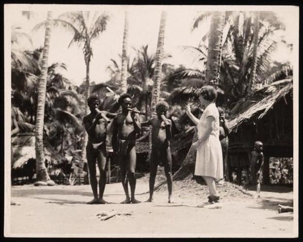 Margaret Mead en Alitoa Village con un grupo de hombres Arapesh (Reo Fortune, 1932).