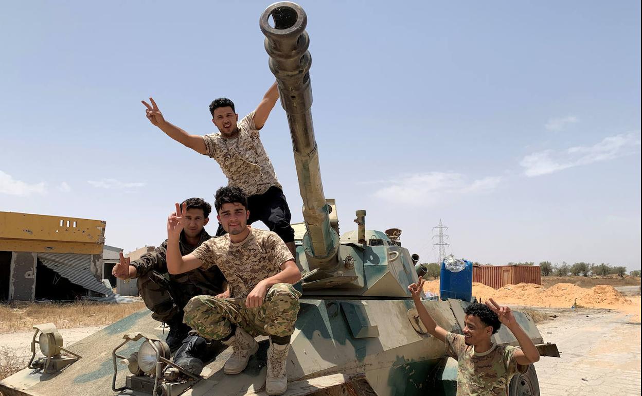 Militares del Gobierno libio celebran la toma de Trípoli.