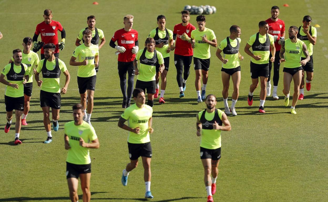 Una imagen del primer entrenamiento grupal del Málaga cara a la vuelta a la competición. 