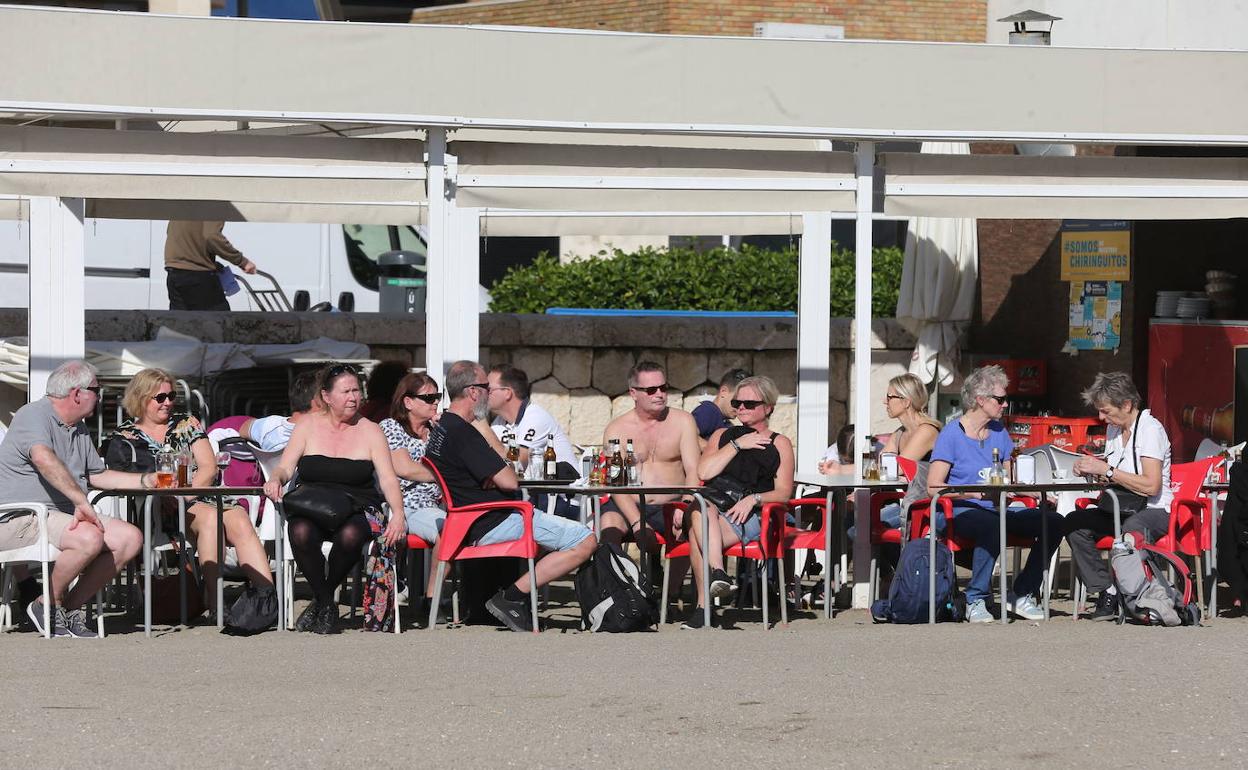 Turistas disfrutan del sol en una terraza del litoral malagueño. 