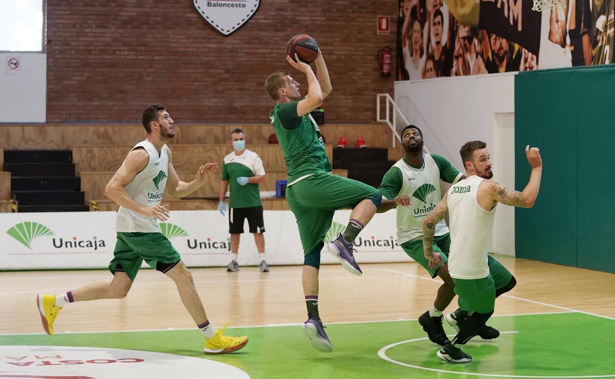 Waczynski lanza a canasta en el entrenamiento de este lunes. 