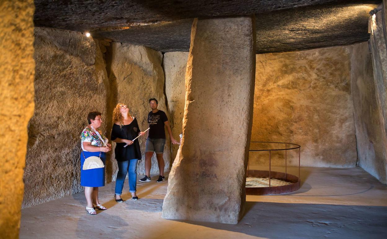 Imagen de archivo de vario visitantes en el dólmen de Menga,