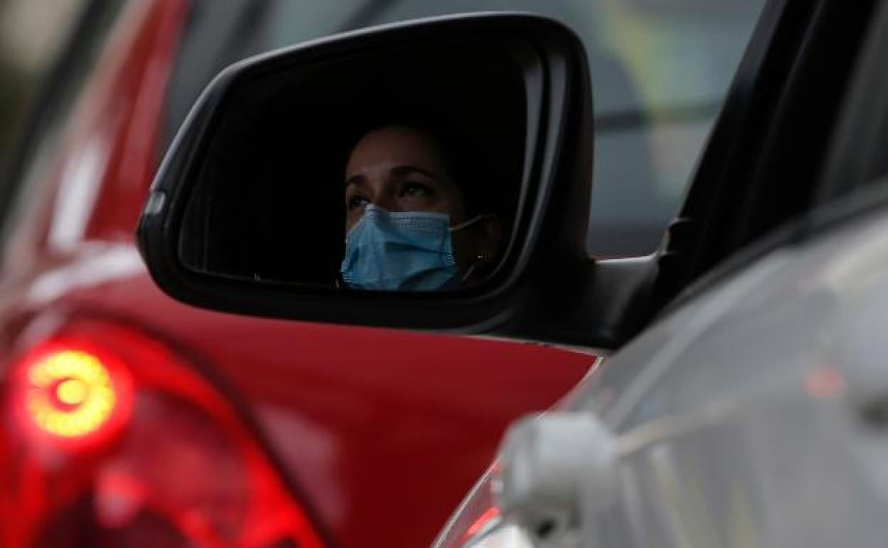 Estos son los casos en los que te pueden multar con 100 euros por no llevar mascarilla en el coche