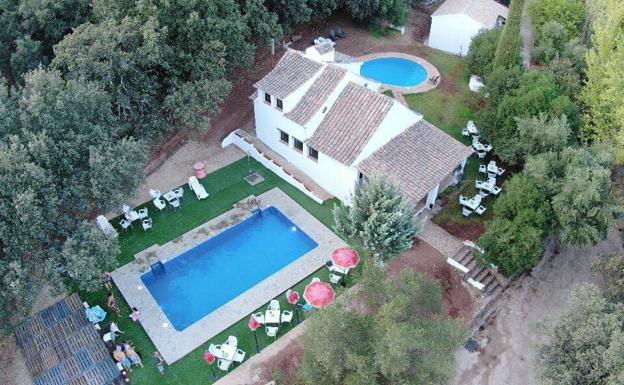 Imagen principal - Villa Sandía está situada dentro del complejo rural Molino La Flor. Cada sandía y cada pepino cuenta con su propio aseo independiente, que se encuentra dentro de una seta gigante. 