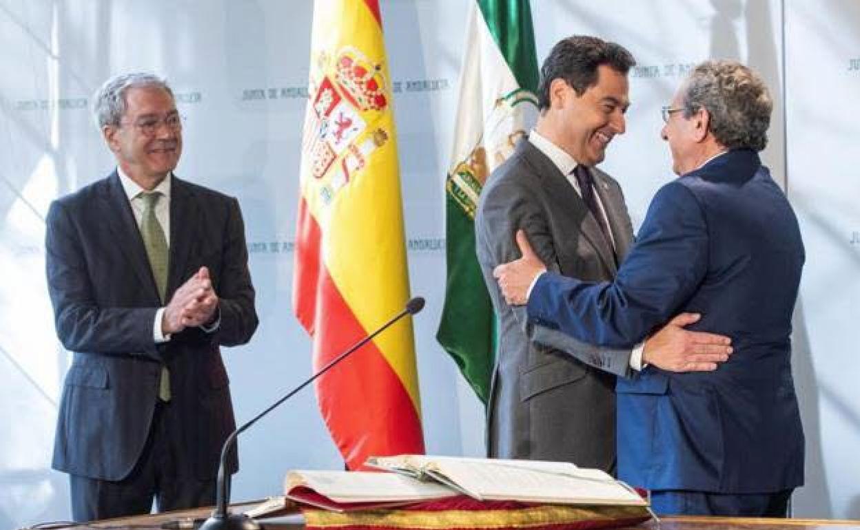 El consejero Rogelio Velasco y el presidente andaluz, durante la toma de posesión de José Ángel Narváez a finales de enero. 