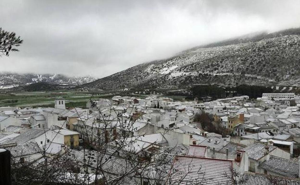 Imagen de archivo del casco urbano de Alfarnate tras una nevada.