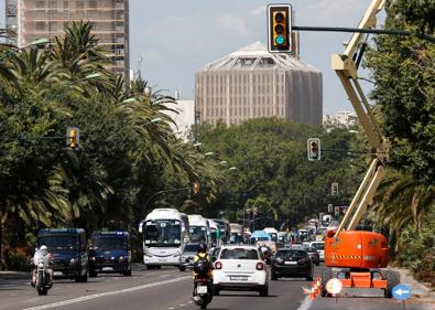 Imagen secundaria 1 - Casi un centenar de autobuses se manifiestan por el Centro de Málaga para exigir ayudas al Gobierno central