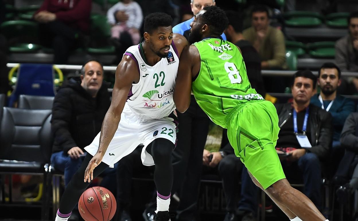 Melvin Ejim, durante el partido ante el Tofas esta temporada. 