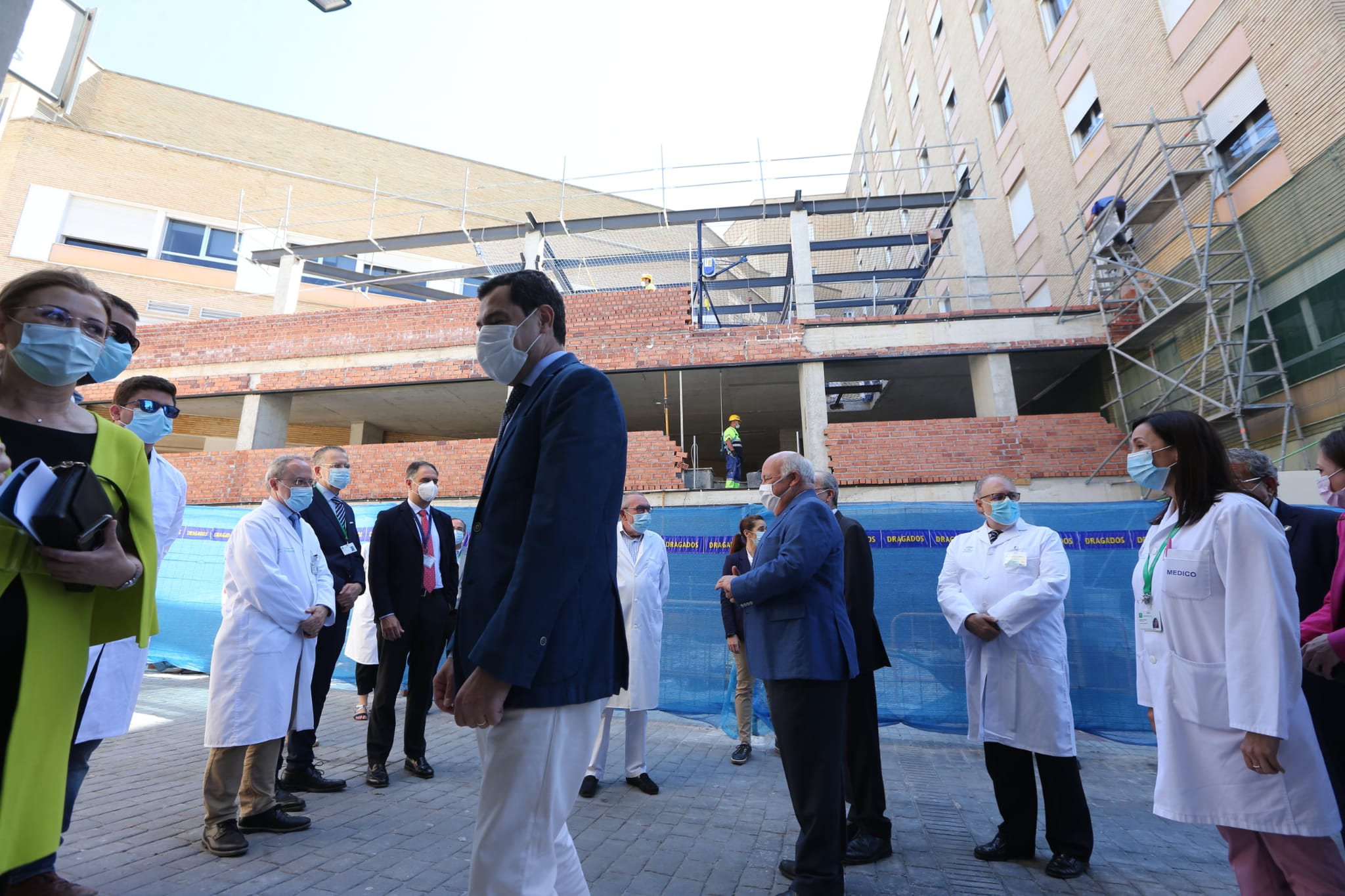 El presidente de la Junta de Andalucía visita este martes el Hospital Regional Universitario de Málaga para conocer el funcionamiento del robot Opentrons, que permite el análisis simultáneo de hasta cinco muestras de test PCR
