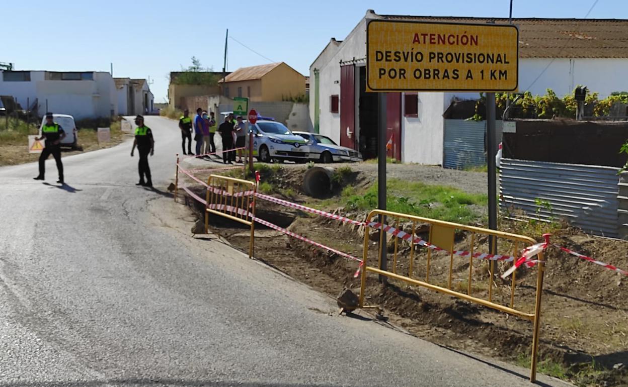 Momento en el que la Policía Local de Málaga interviene en los trabajos del antiguo Camino de San Isidro. 