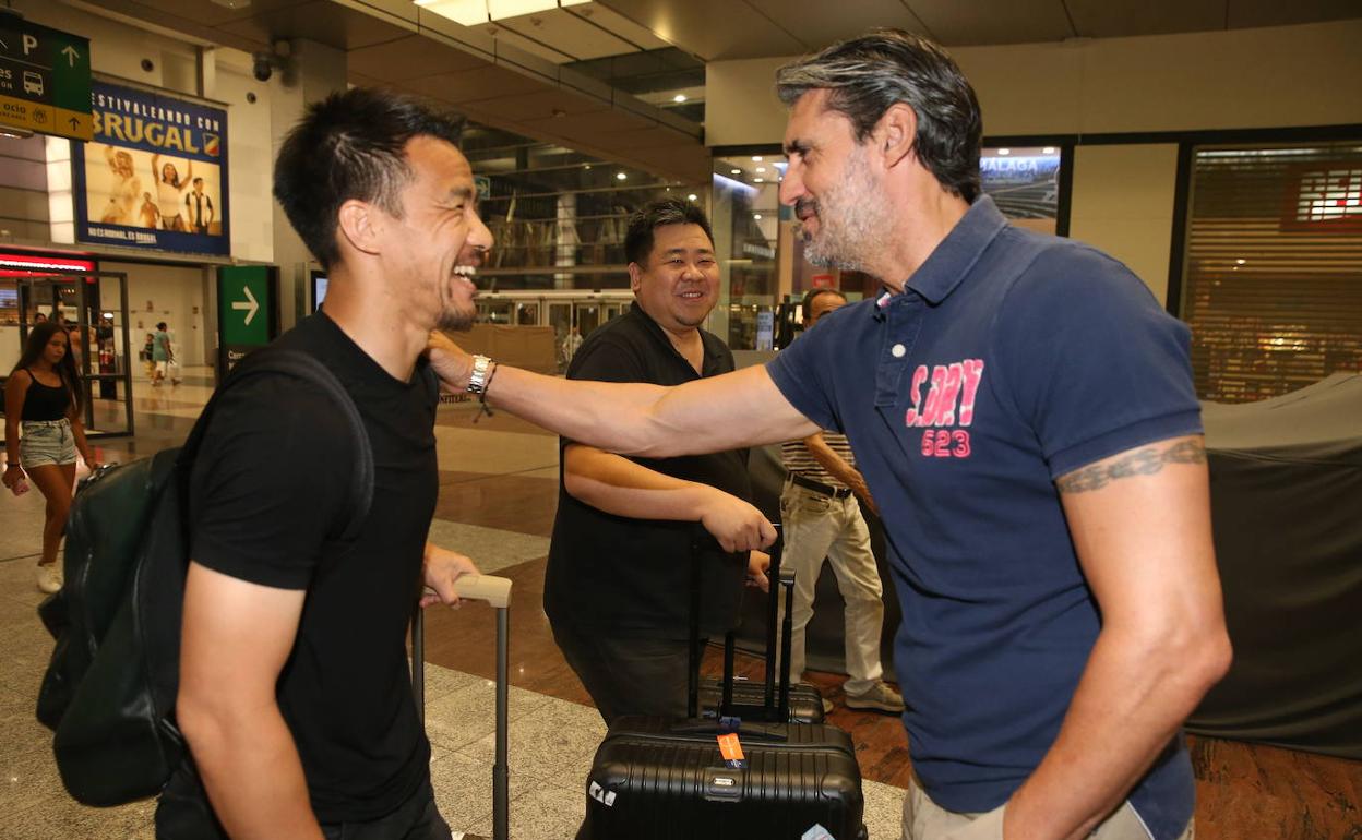 Okazaki, saludado por el exdirector deportivo, Caminero, a su llegada a Málaga.