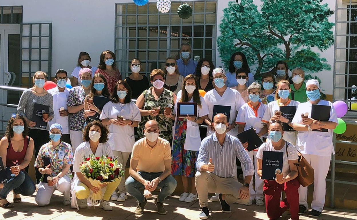 Imagen de las empleadas homenajeadas en Villanueva del Trabuco.
