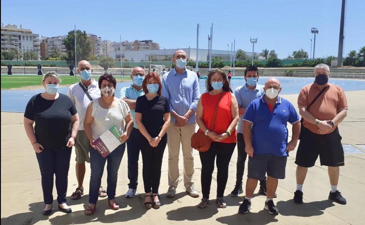 Zorrilla y Macías, con trabajadores en el estadio de atletismo. 