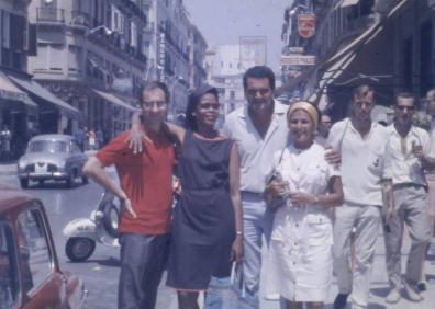 Imagen secundaria 1 - Arriba, Waldo de los Ríos (primero por la izquierda), junto a su banda Los Waldos durante la etapa en la que actuó en el Pez Espada. Abajo, junto a unos amigos en calle Larios y, a la derecha, con su perro. 