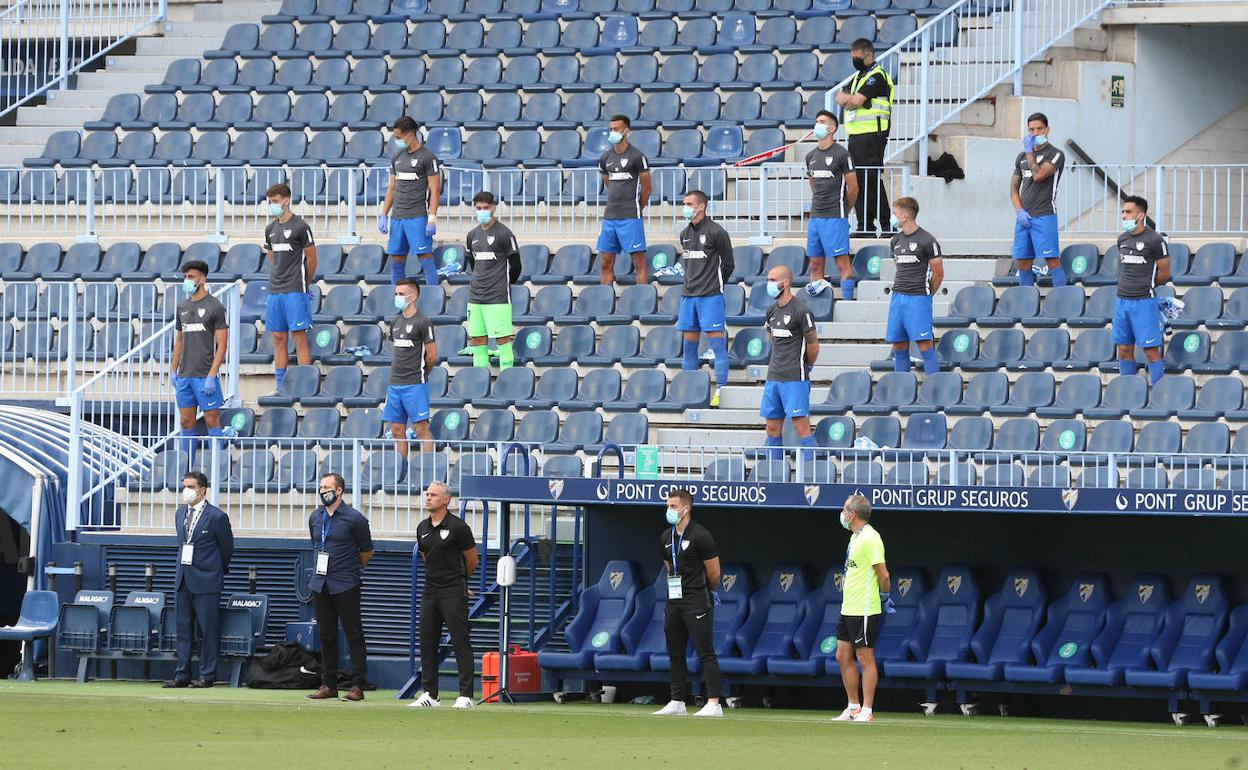 Los doce jugadores suplentes se alojaron en las gradas para poder asegurar las distancias. 