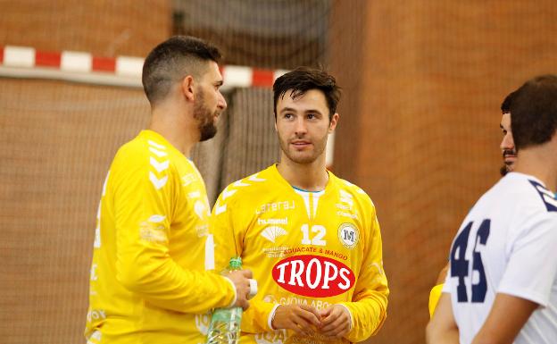 Los dos porteros dialogan en un entrenamiento. 