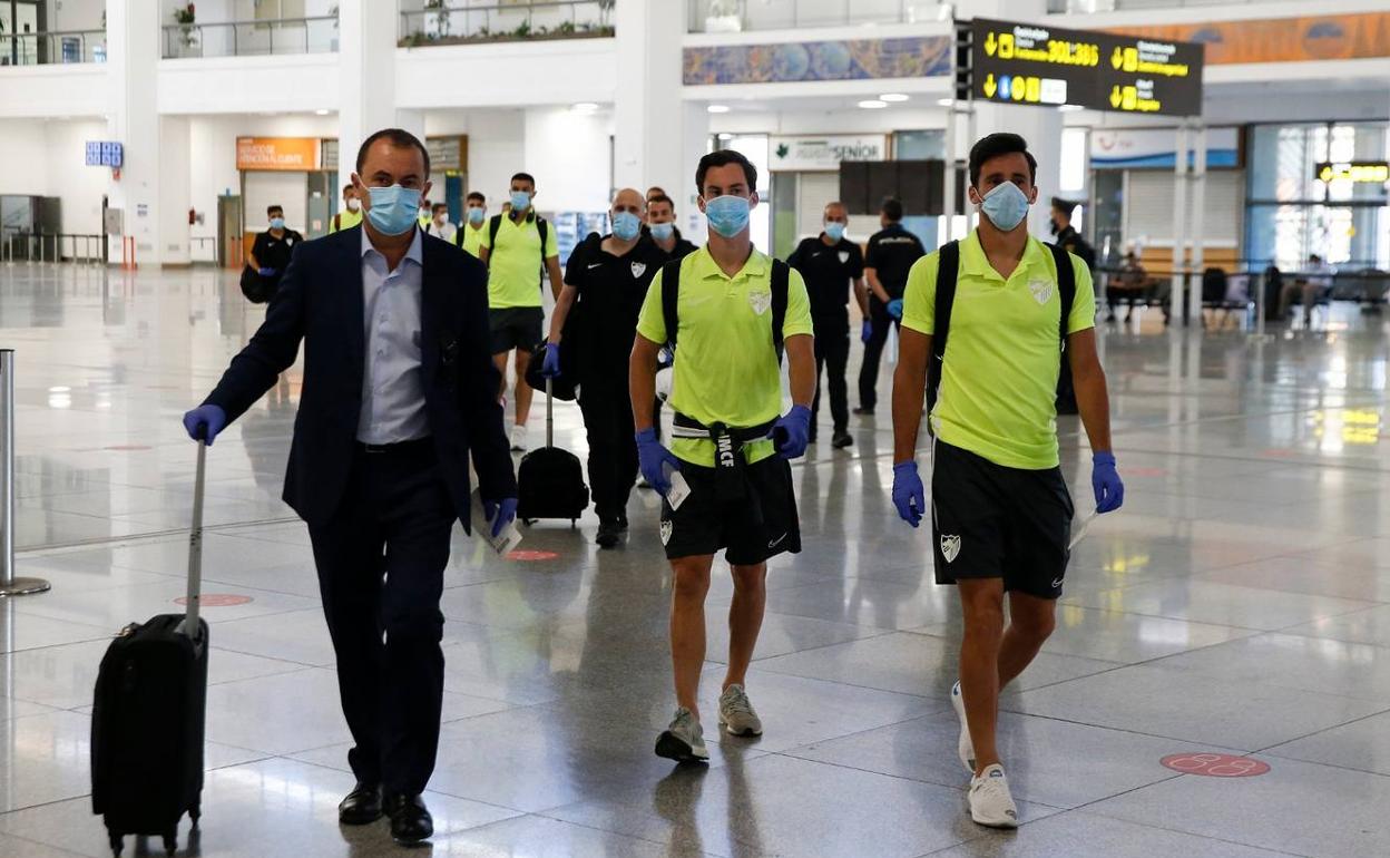 Muñoz, junto a Juanpi y Juan Carlos esta tarde en el aeropuerto antes de tomar el vuelo a Tenerife. 