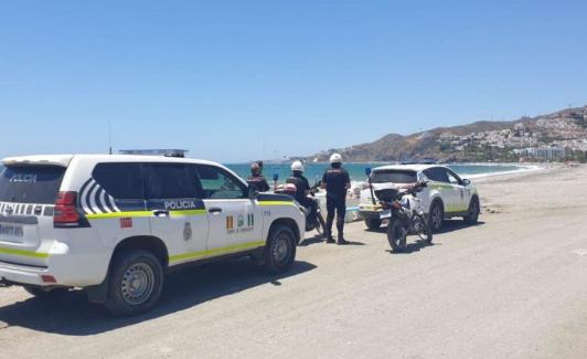 Agentes de la Policía Autonómica y Local, en El Playazo. 