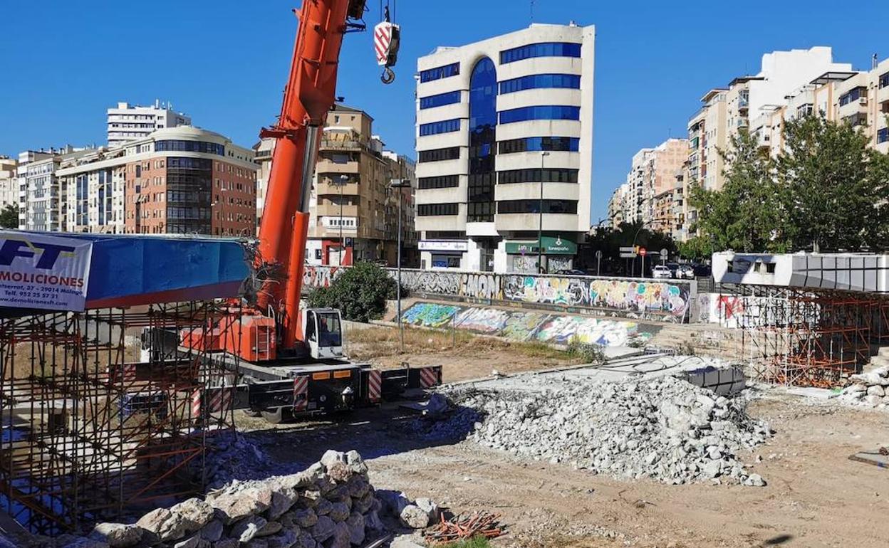 Los trabajos de derribo de la pasarela han avanzado durante el pasado fin de semana. 