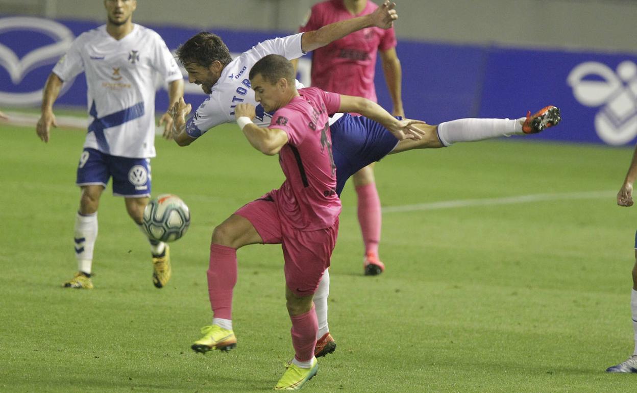 Buenacasa lucha un balón en el partido del lunes contra el Tenerife.