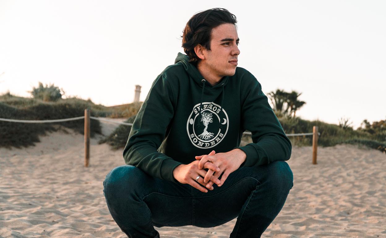 Trinidad posa con una sudadera de su 