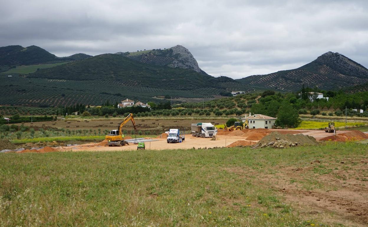 Obras de la planta en el término municipal de Antequera, a un kilómetro de Villanueva del Rosario. 