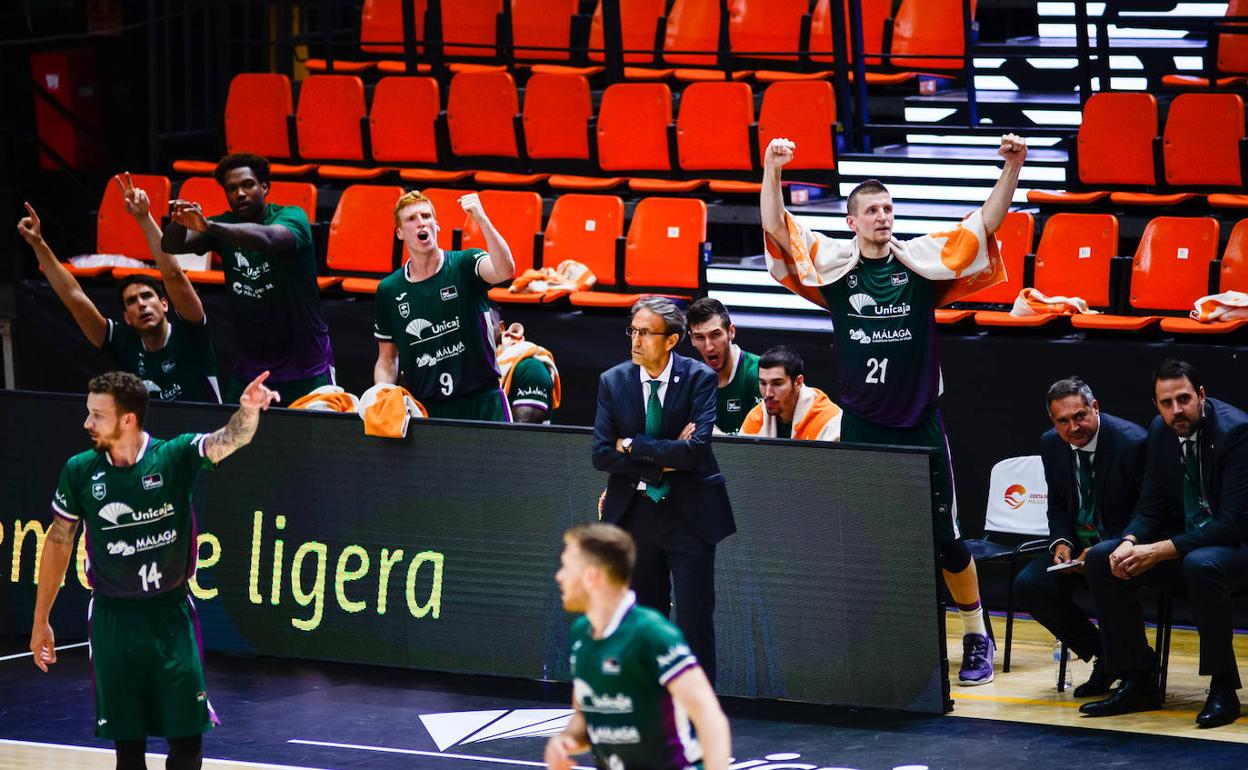 El gesto triunfal de los hombres de banquillo del Unicaja, tras una canasta del equipo el miércoles. 