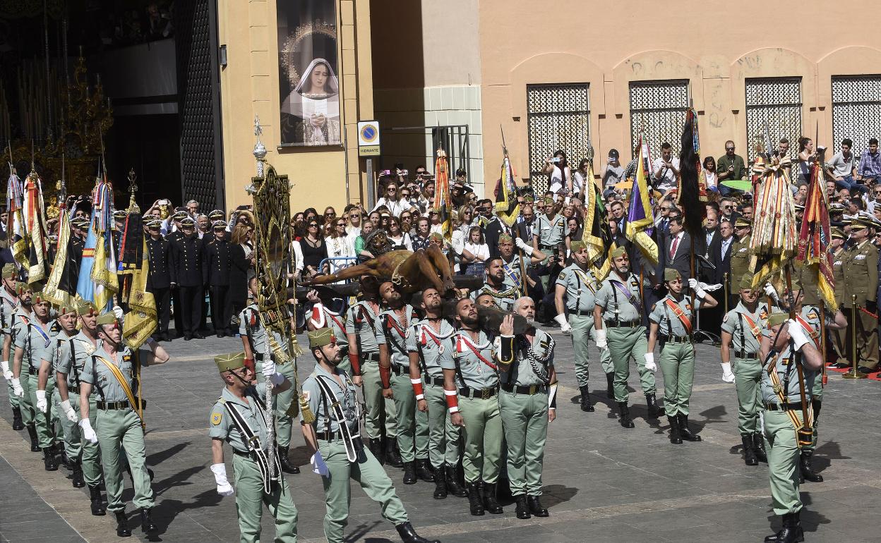 Los legionarios trasladan al Cristo de la Buena Muerte en la mañana del Jueves Santo.