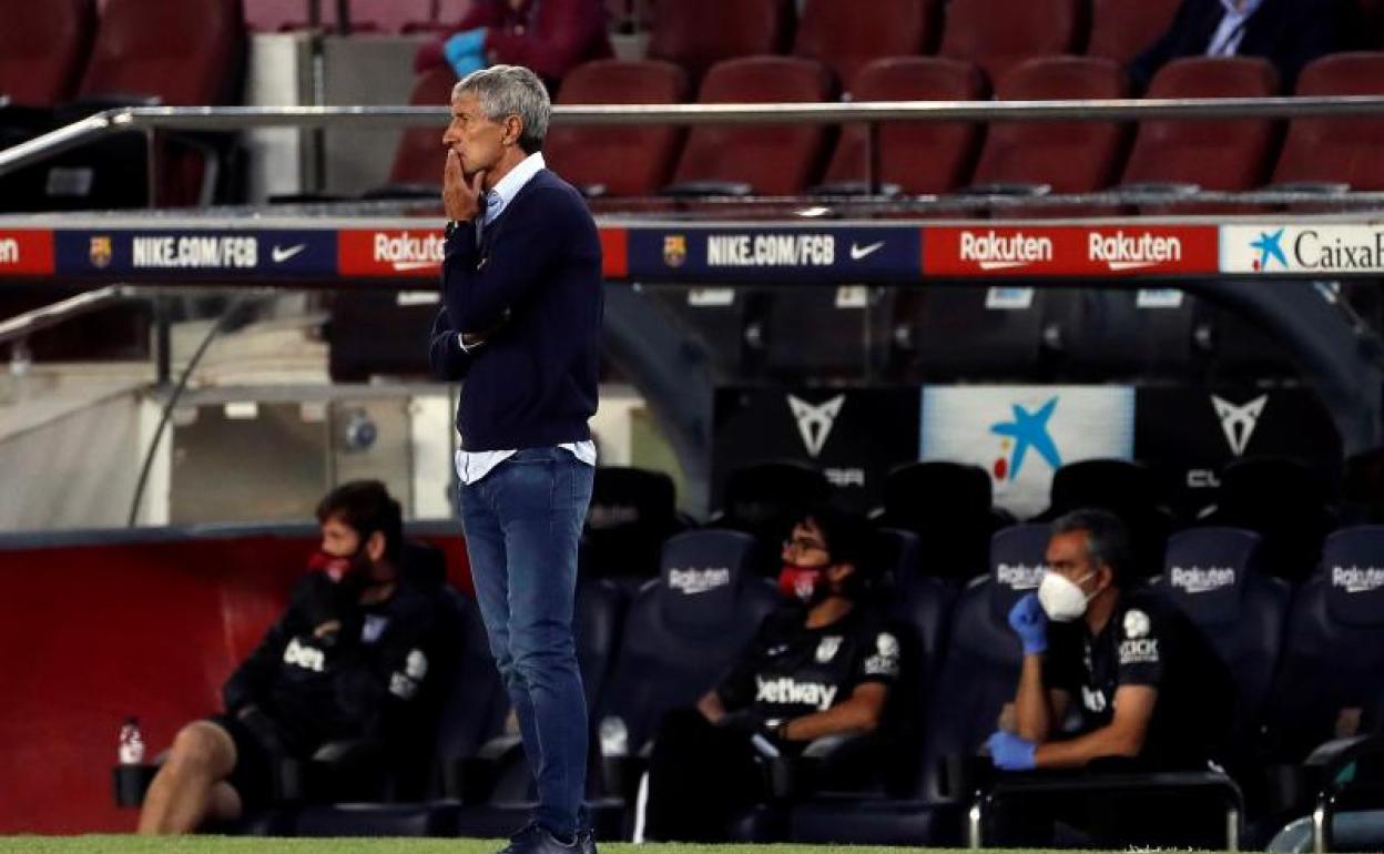 Quique Setién dirige al Barça en un partido reciente. 