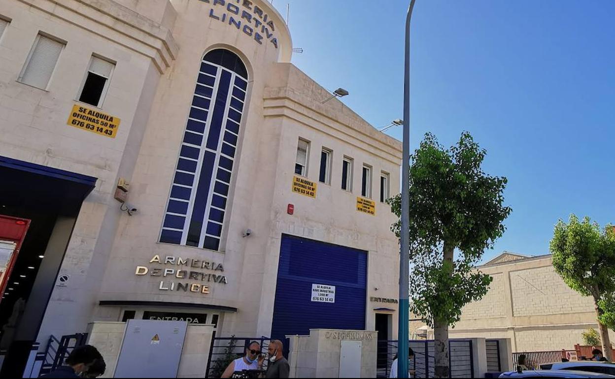 Identifican a un exmilitar como el autor de los disparos contra fotos de los miembros del Gobierno en una galería de Málaga