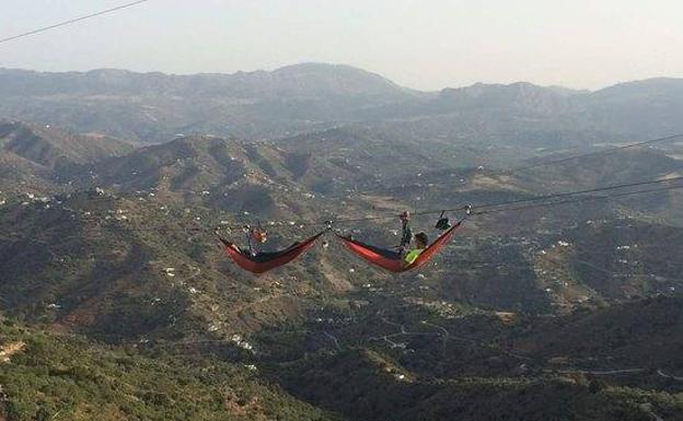 Una pareja descansa en hamacas durante el día.