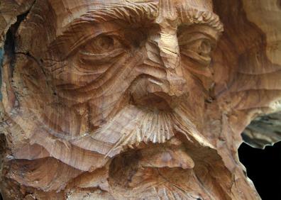 Imagen secundaria 1 - Arriba, Francisco Marmolejo señala un muro del alcázar de Bobastro con un estilo constructivo precedente de Medina Azahara. Abajo, talla con el rostro del sublevado Ibn Hafsún y una cruz bajorrelieve en piedra en el yacimiento malagueño.