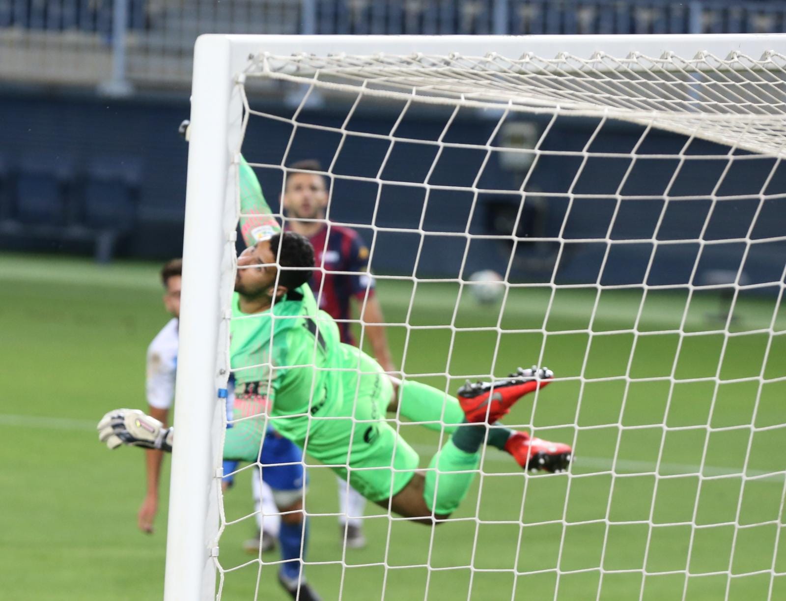 Todos los momentos del partido en imágenes desde La Rosaleda, que por segunda vez abre sus puertas para el fútbol pero sin aficionados en las gradas. 