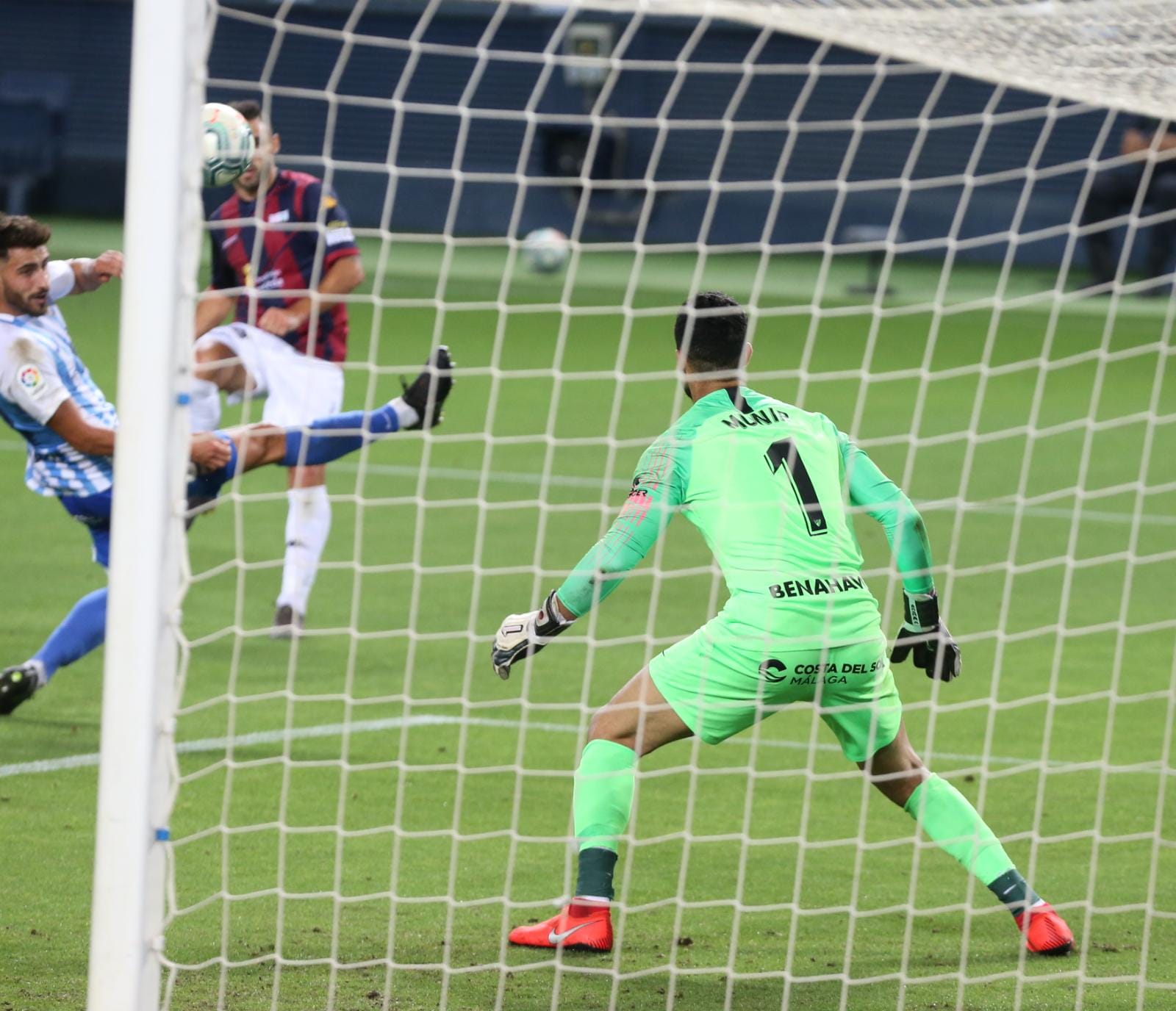 Todos los momentos del partido en imágenes desde La Rosaleda, que por segunda vez abre sus puertas para el fútbol pero sin aficionados en las gradas. 