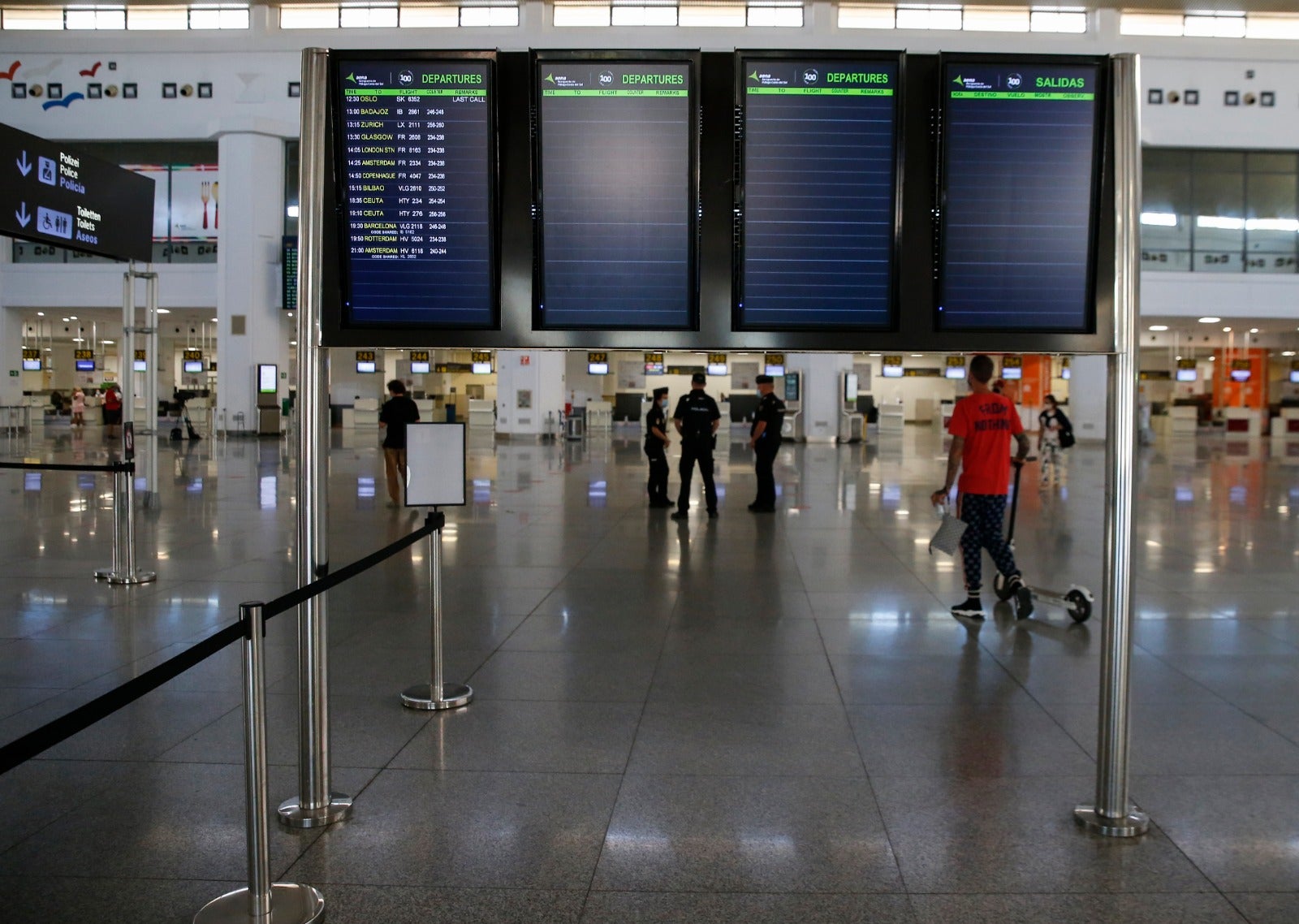 Dos vuelos desde Düsseldorf y Eindhoven eran los primeros en tocar suelo de los treinta previstos para este domingo, coincidiendo con la reapertura de fronteras con la UE