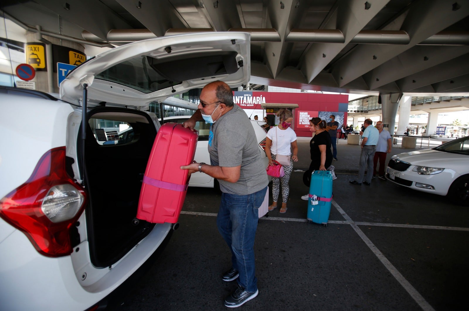 Dos vuelos desde Düsseldorf y Eindhoven eran los primeros en tocar suelo de los treinta previstos para este domingo, coincidiendo con la reapertura de fronteras con la UE