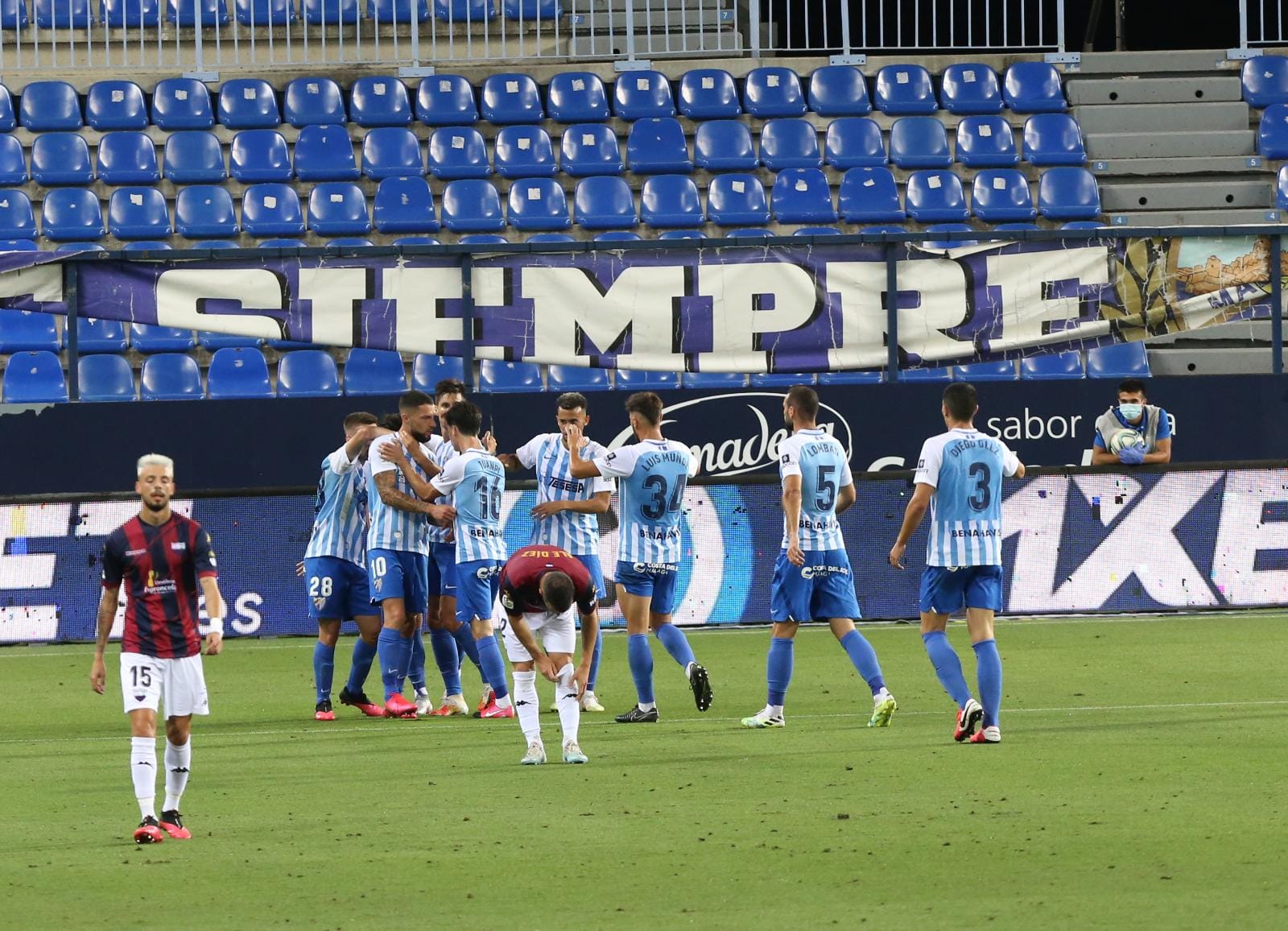 Todos los momentos del partido en imágenes desde La Rosaleda, que por segunda vez abre sus puertas para el fútbol pero sin aficionados en las gradas. 