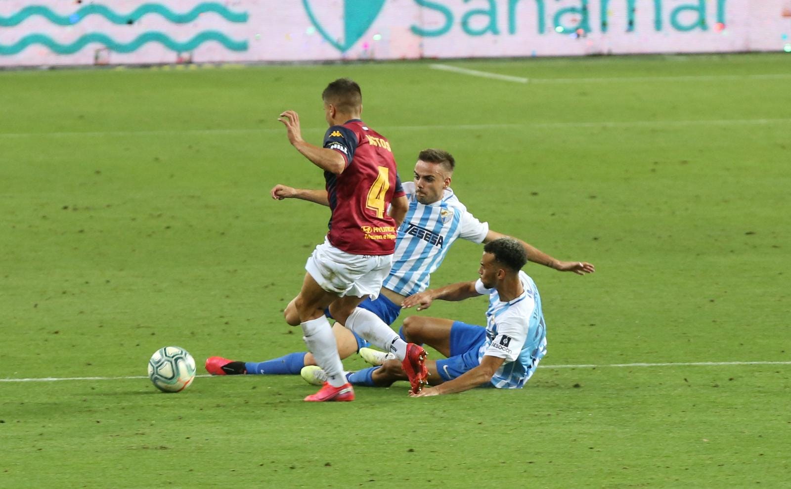 Todos los momentos del partido en imágenes desde La Rosaleda, que por segunda vez abre sus puertas para el fútbol pero sin aficionados en las gradas. 