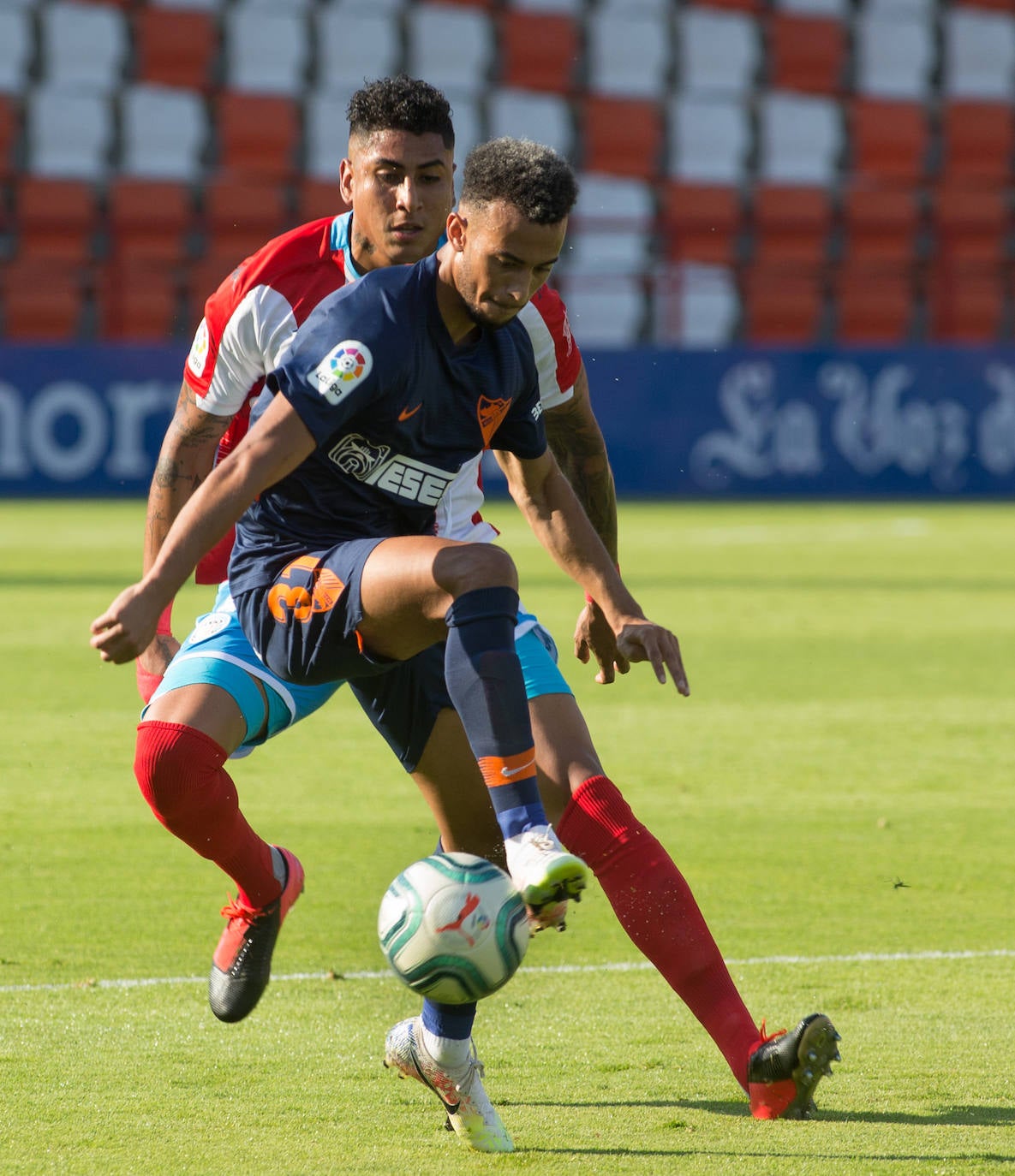 Partido entre rivales directos por la permanencia en el Anxo Carro de Lugo que corresponde a la jornada 35 de LaLiga Smartbank.