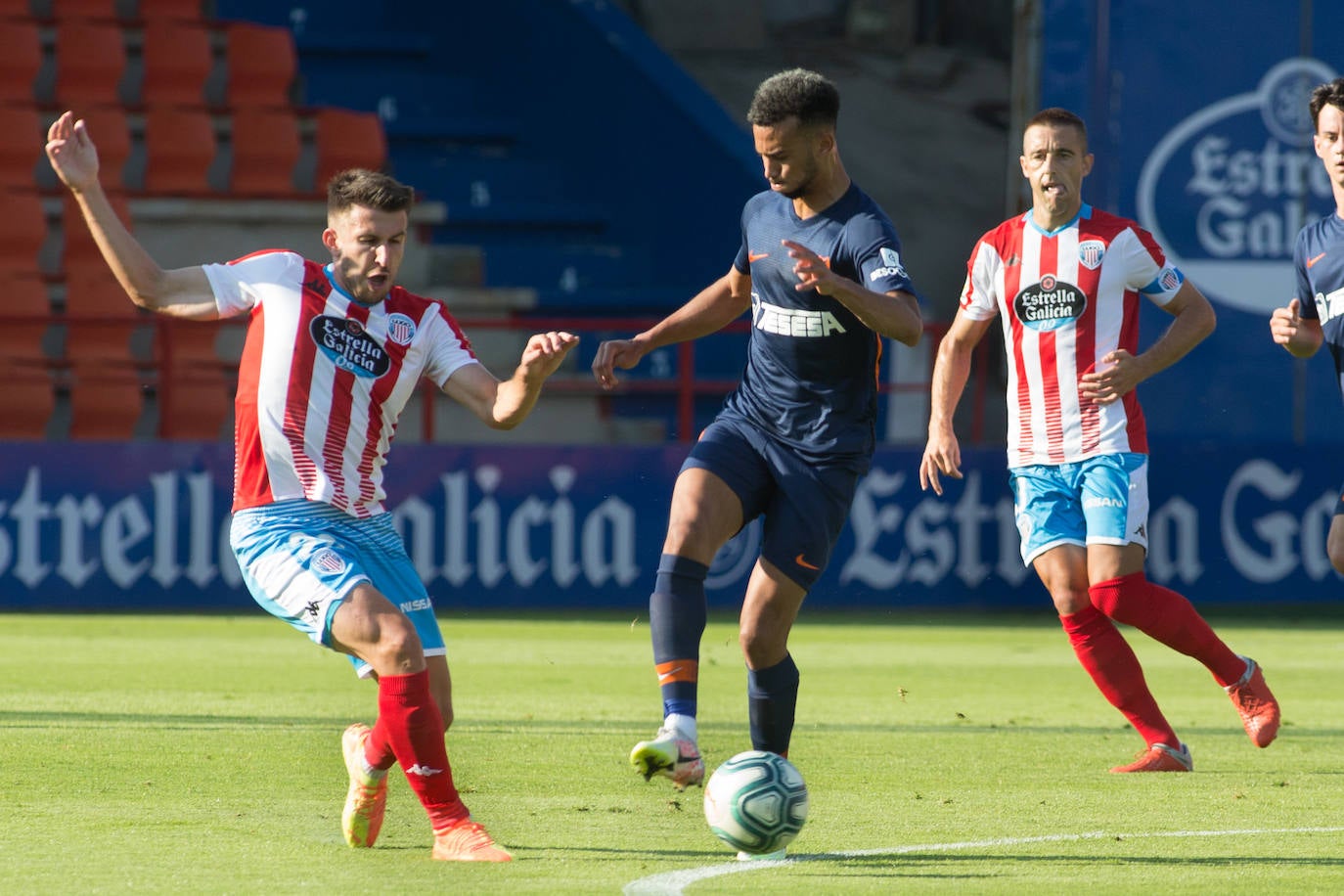 Partido entre rivales directos por la permanencia en el Anxo Carro de Lugo que corresponde a la jornada 35 de LaLiga Smartbank.