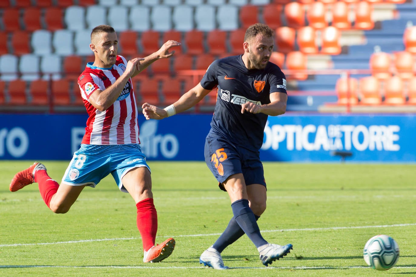 Partido entre rivales directos por la permanencia en el Anxo Carro de Lugo que corresponde a la jornada 35 de LaLiga Smartbank.