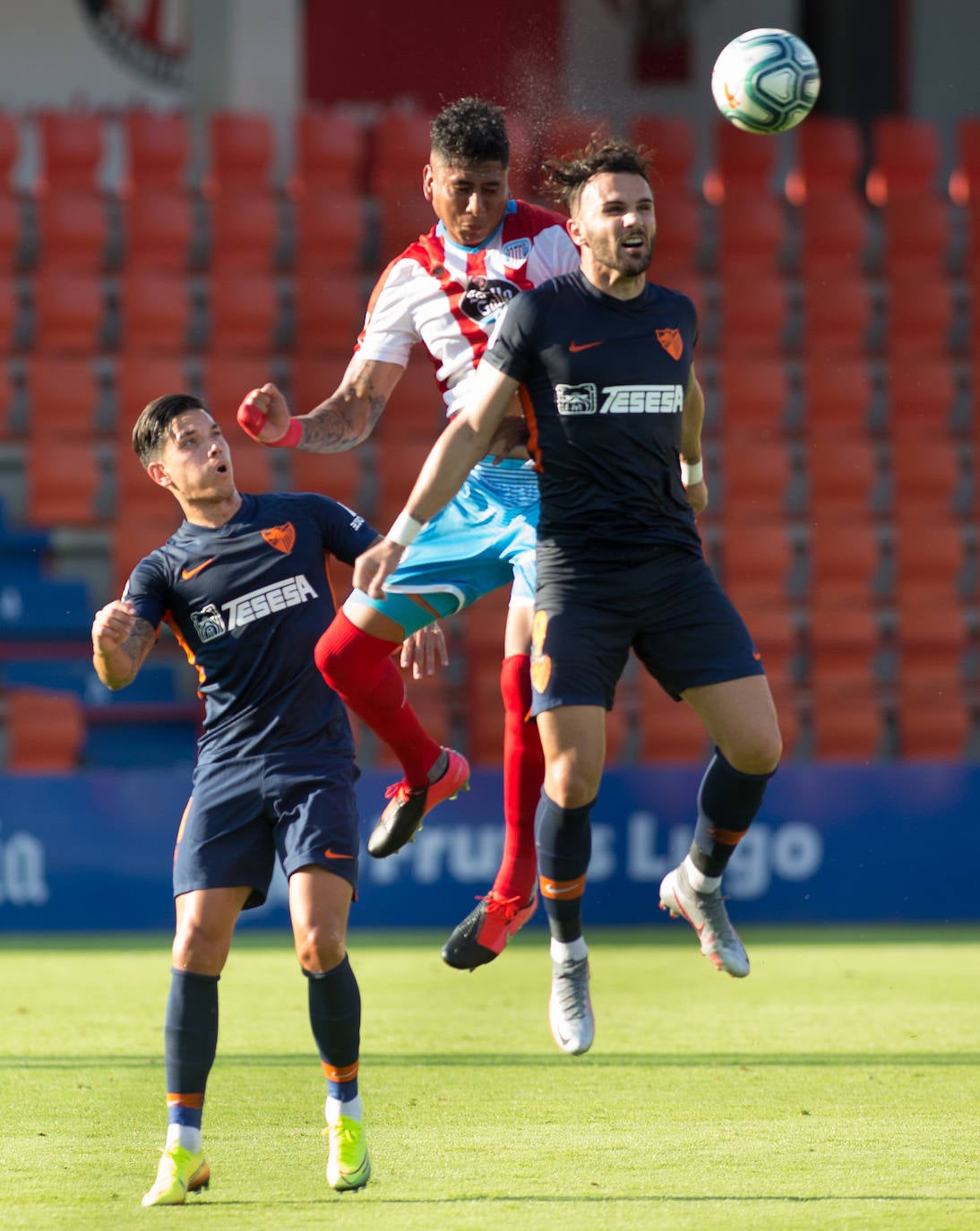 Partido entre rivales directos por la permanencia en el Anxo Carro de Lugo que corresponde a la jornada 35 de LaLiga Smartbank.